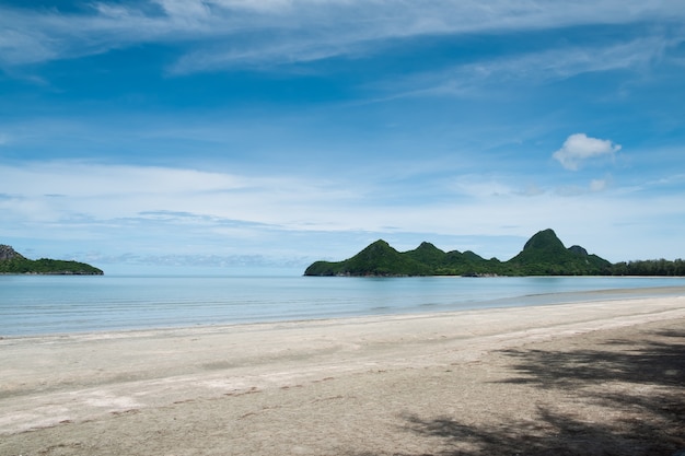 Playa tropical con cielo azul en Tailandia