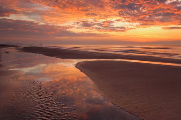 Foto playa tropical con cielo de damatic durante el amanecer, perfect tropical island paradise beach