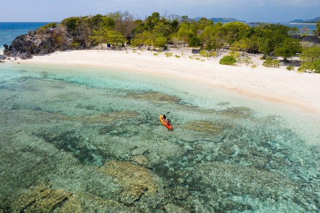 Foto playa tropical en coron, filipinas