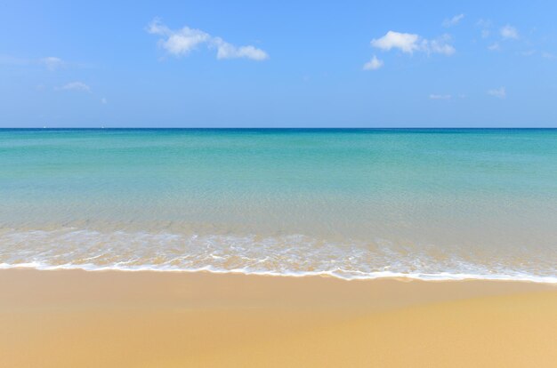 Playa tropical de la escena de la naturaleza y cielo azul en la playa de Karon Phuket, Tailandia