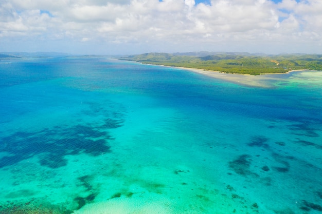 Playa tropical en Filipinas, isla desnuda