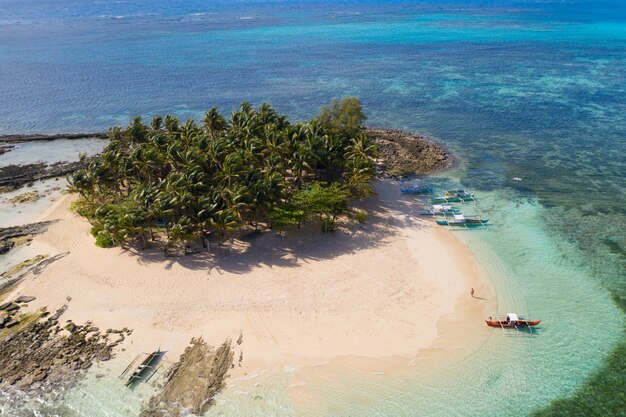 Playa tropical en Filipinas, isla de Guyam