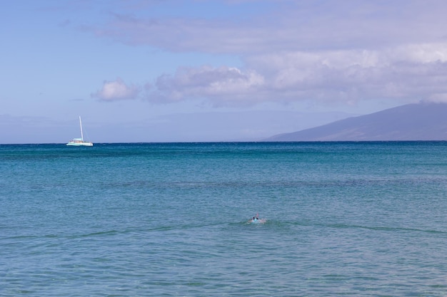 Playa tropical en el fondo del agua del océano de Maui Hawaii