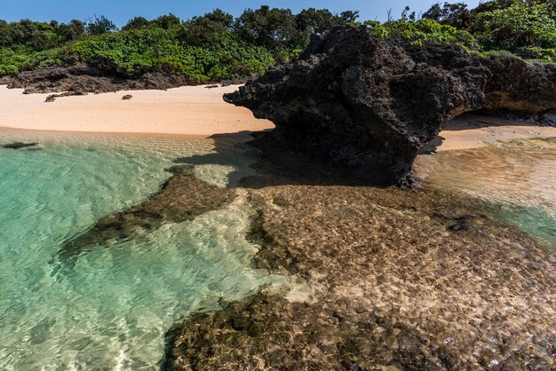 Playa tropical formación rocosa cristalina agua azul aqua Okinawa