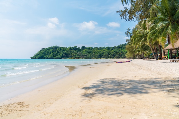 Playa tropical hermosa con el cielo azul en la isla de Koh Kood, isla de Tailandia