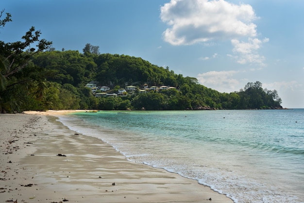 Playa tropical en la isla de Mahe Seychelles