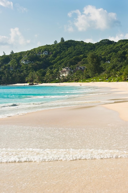 Playa tropical en la isla de Mahe Seychelles