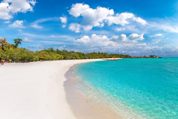 Playa tropical en la isla de Maldivas