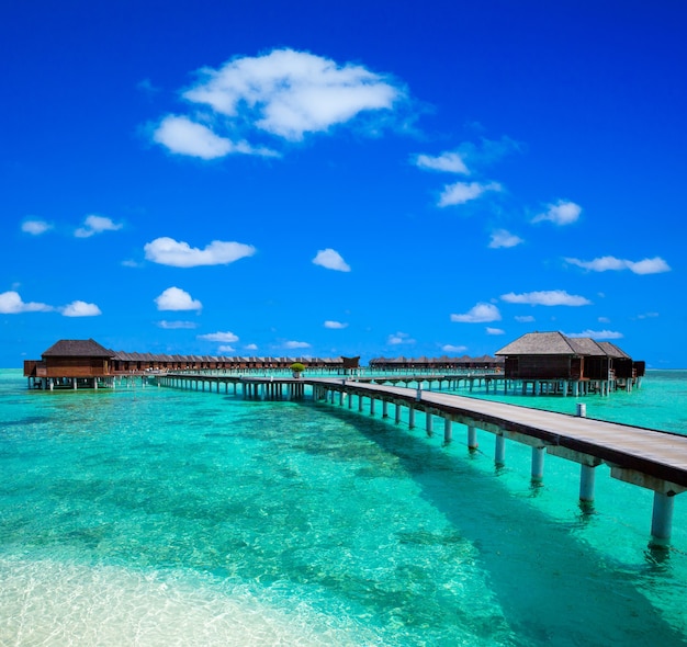 Playa tropical en Maldivas. Concepto de viajes, turismo y vacaciones.