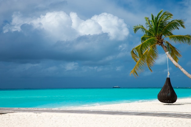 Playa tropical en Maldivas con laguna azul