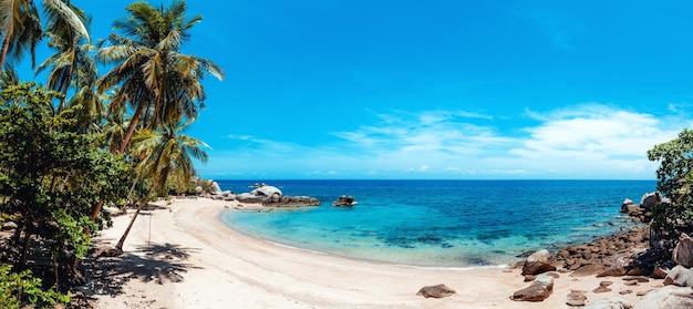 Playa tropical y mar azul en verano