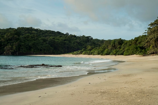 Playa tropical durante la marea baja Archipiélago de Las Perlas Panamá foto de archivo