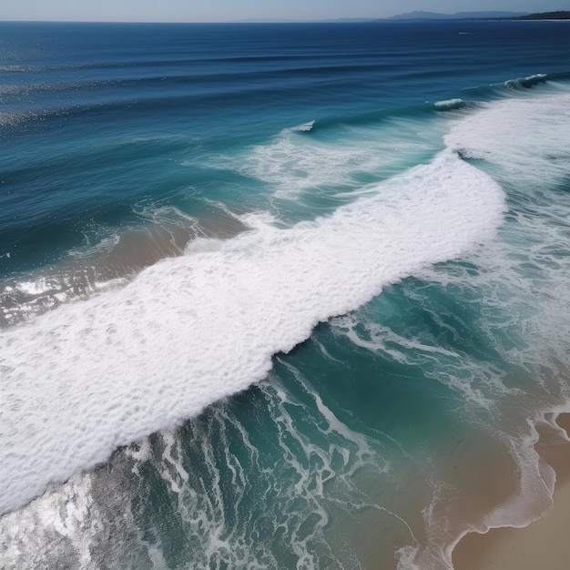 Playa tropical marina y olas marinas capturadas por drones