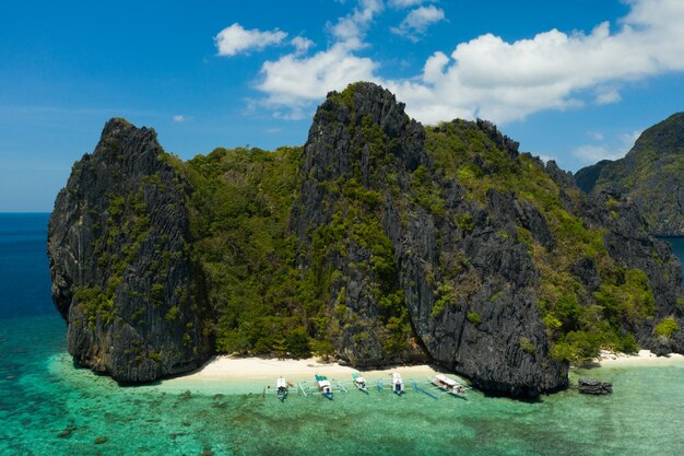 Playa tropical en El Nido, Palawan, Filipinas