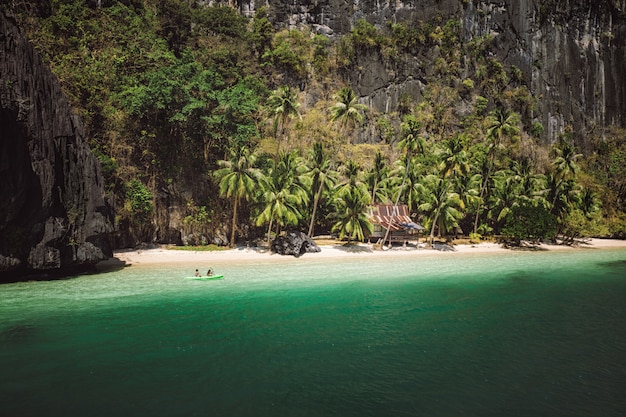 Playa tropical en El Nido, Palawan, Filipinas