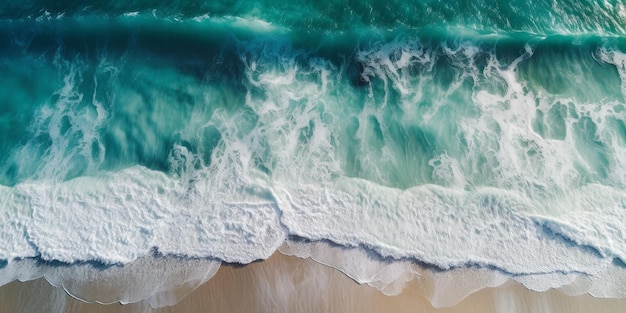 Playa tropical y olas marinas capturadas por drones