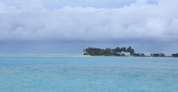 playa tropical con palmeras en las Maldivas