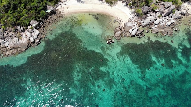 Playa tropical. Resort de buceo y esnórquel, isla paradisíaca de Koh Tao, mar en Tailandia. Vista de drones.