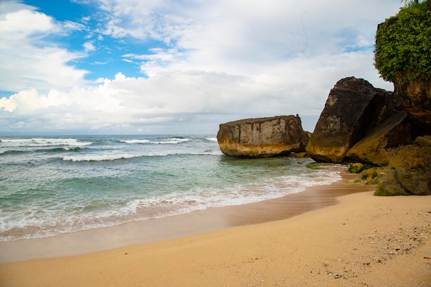 Playa tropical con rocas y aguas turquesas del océano