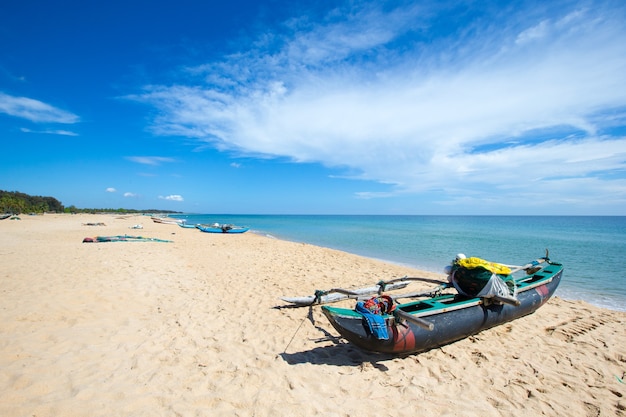 Playa tropical en Sri Lanka. Concepto de vacaciones y vacaciones de verano para el turismo.