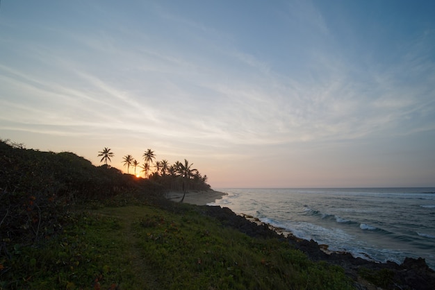 Playa tropical de surf al atardecer. República Dominicana. Disparo de gran angular.