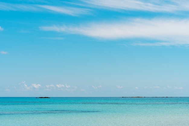 Playa tropical de verano con nubes en el cielo