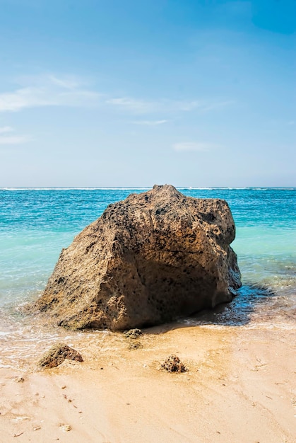 Playa tropical con vistas panorámicas y rocas de olas y fondo de arena