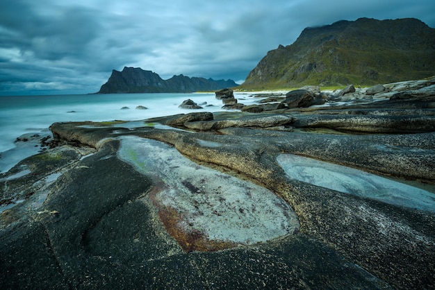 Playa de Uttakleiv en las islas Lofoten en Noruega