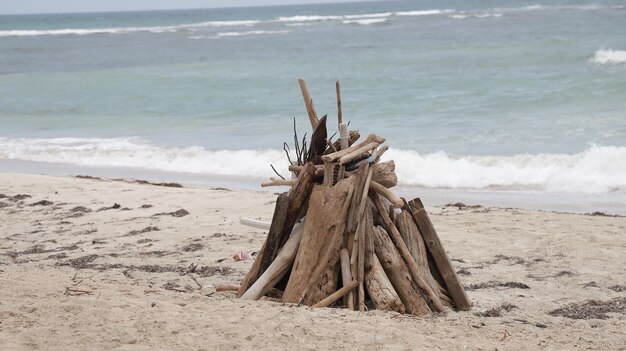 Foto playa vacia en un dia nublado con una fogata en la orilla toma cerrada (furchtplatz in einer nebelfläche mit einer feuerstelle an der küste)