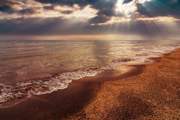 Playa vacía y mar en calma