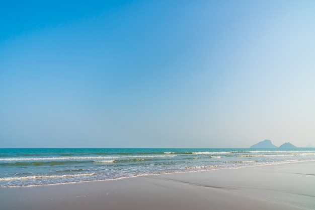 Playa vacía y mar