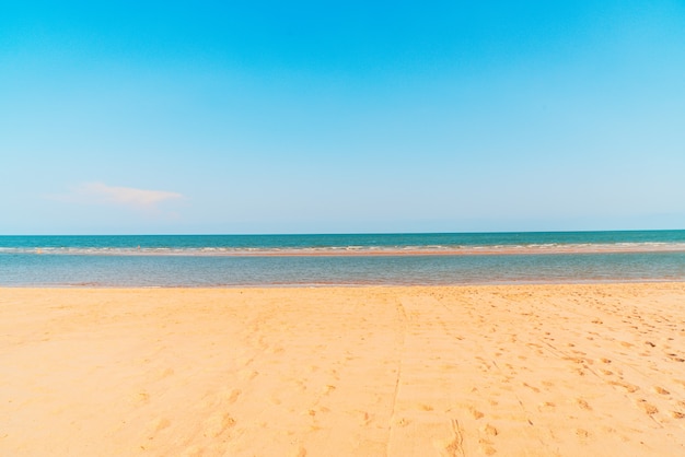 playa vacía mar