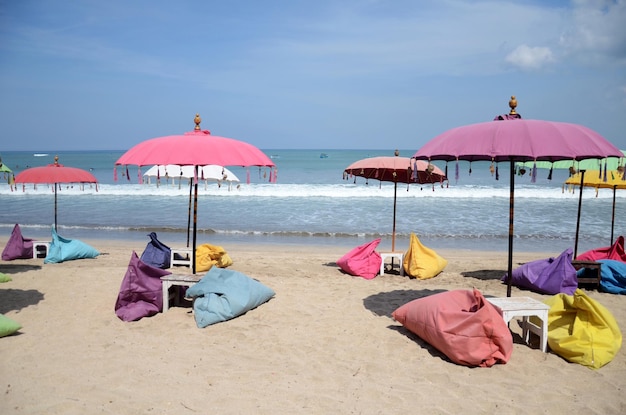 Playa vacía con sillas de carpa luminosas olas de surf y cielo soleado