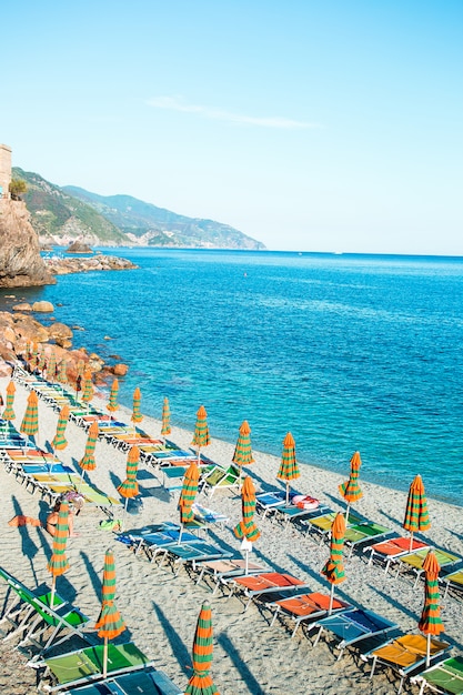 Playa vacía con sombrillas cerradas en la costa italiana