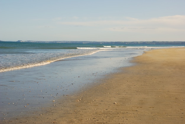 Playa vacía en verano