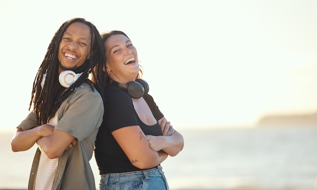 Playa de verano y auriculares de amigos escuchando música o podcast en unas divertidas vacaciones o vacaciones en el océano o el mar con maqueta de sol y cielo Amistad divertida y gente feliz con un audio en línea