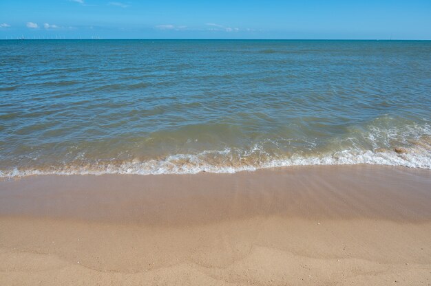 Foto playa de verano, mar y olas.