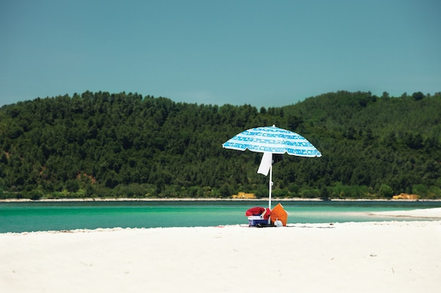 Playa de verano con sombrilla de playa