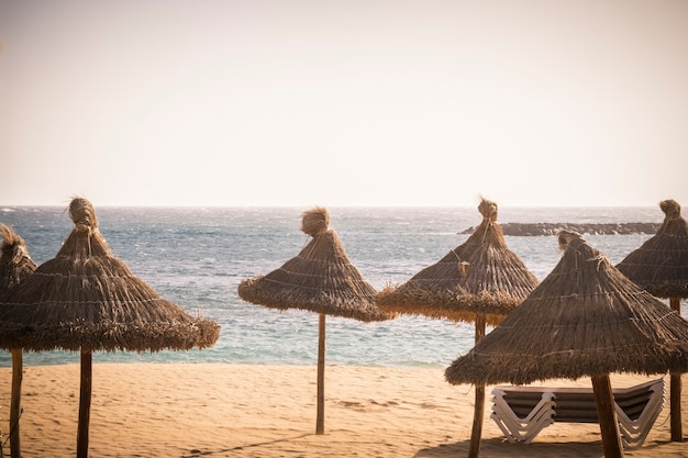 Playa de verano vacía sin turismo por crisis