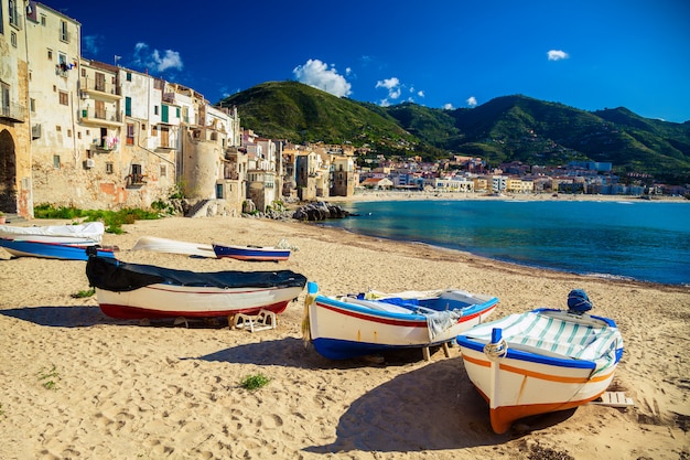 Playa vieja en Cefalu con barcos de pesca