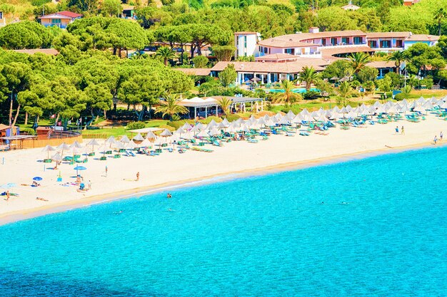 Playa de Villasimius en el mar Mediterráneo, al sur de Cerdeña en Italia