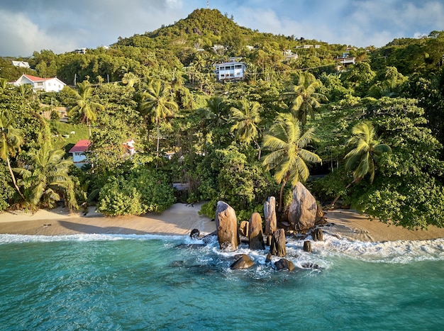 Playa en la vista superior aérea de Seychelles