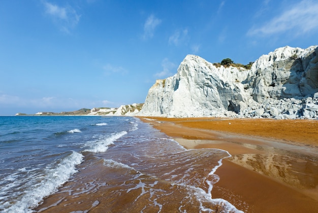 Playa Xi con arena anaranjada. Opinión de la mañana Grecia, Cefalonia. Mar Jónico.