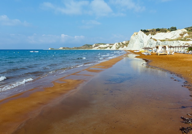 Playa Xi con arena anaranjada. Opinión de la mañana (Grecia, Cefalonia). Mar Jónico.