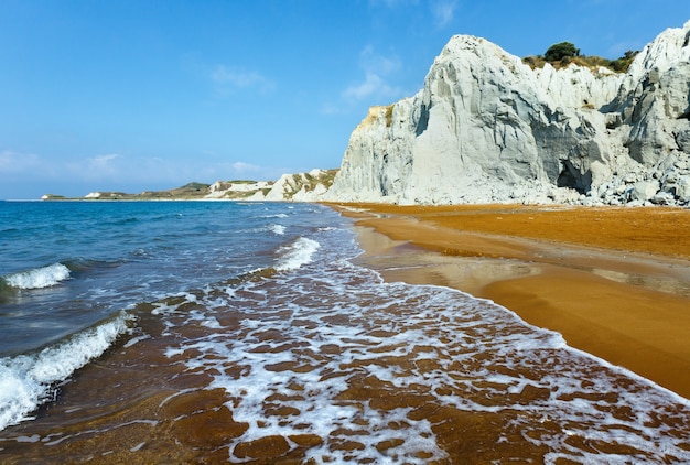 Playa Xi de arena roja. Opinión de la mañana Grecia, Cefalonia. Mar Jónico.