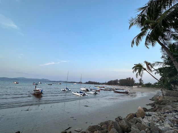 Playa con yates y veleros mar de montañas en Tailandia