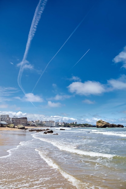 Playas de arena de la ciudad de Biarritz con olas del mar Golfo de Vizcaya costa atlántica País Vasco Francia