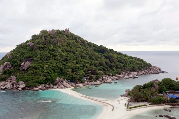 Playas de arena y paisajes exuberantes y hermosos