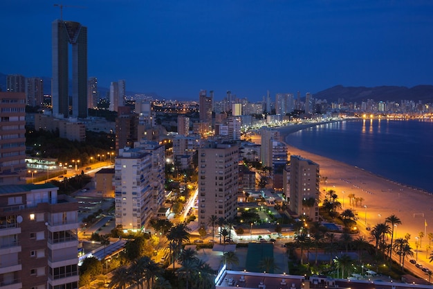 Playas de Benidorm y rascacielos de noche