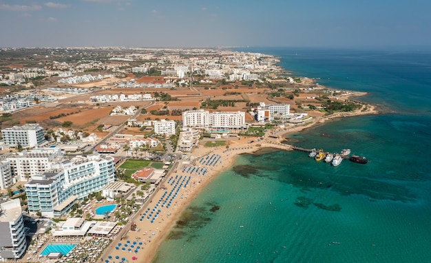 Playas y hoteles de la primera línea del Mar Mediterráneo en Protaras Chipre vista aérea